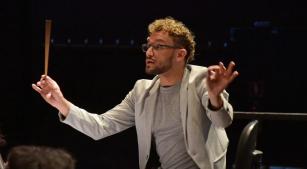 O maestro Felipe Gadioli rege a apresentação [Divulgação/Prefeitura de Santo André]