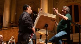 O fagotista Alexandre Silvério e o maestro Giancarlo Guerrero durante ensaio na Sala São Paulo [Divulgação/FacebookOsesp]