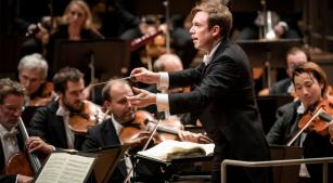 O maestro Daniel Harding durante concerto com a Filarmônica de Berlim [Reprodução/YouTube]