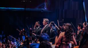O maestro Ira Levin e a Sinfônica Heliópolis durante concerto no início de fevereiro no Teatro B32 [Divulgação]