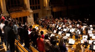 Marin Alsop, Osesp e Coro da Osesp durante ensaio na Sala São Paulo [Divulgação/Osesp]