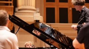 Os pianistas Lucas e Arthur Jussen e o maestro Marc Albrecht durante ensaio na Sala São Paulo [Reprodução/FacebookOsesp]