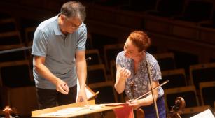 A violinista Carolin Widmann com o maestro Jun Märkl em ensaio na Sala São Paulo [Reprodução/FacebookOsesp]