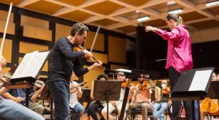 O violinista Gustavo Surgik e a maestra Natália Larangeira durante ensaio na Casa da Ospa [Divulgação/Vitória Proença]