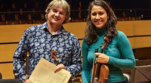 Os violinista Liviu Prunaru e Priscila Rato após ensaio na Casa da Ospa [Divulgação]