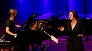 Katia Baloussier e Gabriella Pace durante recital na Sala Cecília Meireles [Divulgação]