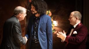 O baixo-barítono Vinicius Costa recebe seu prêmio no Wigmore Hall [Reprodução/Facebook/RVW Society]
