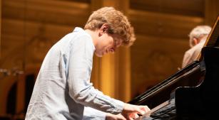 O pianista Jan Lisiecki durante ensaio na Sala São Paulo [Reprodução/TwitterOsesp]