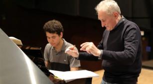 O  pianista Fabio Paez e o maestro Massimiliano Carraro [Divulgação]