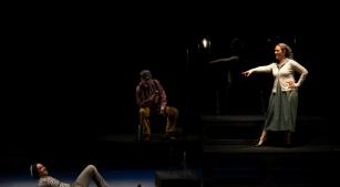 Cena de 'O marinheiro pobre', em montagem do Theatro São Pedro [Divulgação/Heloisa Bortz]