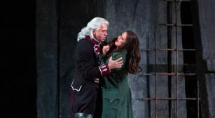 Dmitri Hvorostovsky e Anna Netrebko em cena de 'Il trovatore' [Divulgação/Metopera.org]