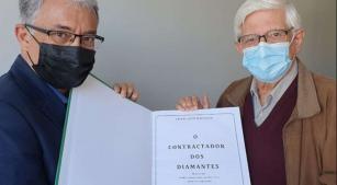 João Guilherme Ripper, Roberto Duarte e a partitura da nova edição de 'O contractador dos diamantes' [Divulgação]