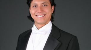 Fernando Tomimura toca ao lado do Quarteto de Cordas da Cidade de São Paulo