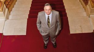 John Neschling refuta acusações; Prefeito aguarda parecer da CGM