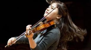 Violinista Ji Young Lim toca no Theatro São Pedro
