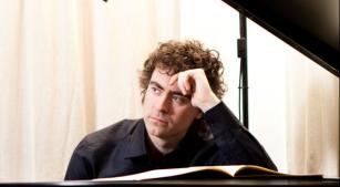 Osesp e Paul Lewis interpretam concertos para piano de Beethoven