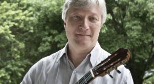Fábio Zanon rege e sola com a Orquestra Sinfônica da USP