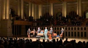 O contratenor e os músicos do Il Pomo D'Oro durante concerto na Sala São Paulo [Revista CONCERTO]