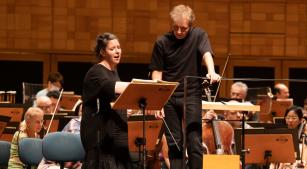 A mezzo soprano Wiebke Lehmkuhl durante ensaio com Thierry Fischer e a Osesp [Reprodução/FacebookOsesp]