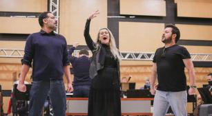 Daniel Germano, Carla Domingues e Giovanni Tristacci durante ensaio de 'O acordo perfeito' [Divulgação/Leandro Rodrigues/Facebook Ospa]