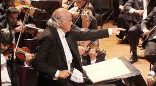 Maestro Isaac Karabtchevsky rege a Petrobras Sinfônica no Theatro Municipal do Rio de Janeiro [Divulgação]