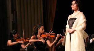 A mezzo soprano Carolina Faria participa da live de lançamento do projeto [Divulgação]