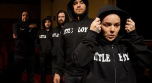 Cena de 'Aquele que diz sim', ópera apresentada no Theatro São Pedro [Divulgação/Heloisa Bortz]