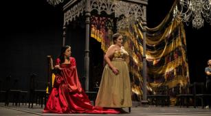 Luisa Francesconi e Tatiana Carlos em cena de 'Anna Bolena', no Teatro Amazonas [Divulgação]