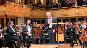 Maestro David Robertson recebe os aplausos após a apresentação com a Osesp (Revista CONCERTO)