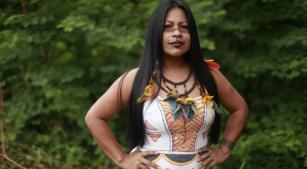 A cantora Djuena Tikuna participa da apresentação [Divulgação]