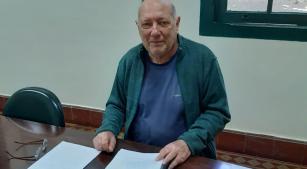 Presidente do Codepac, Esio Pezzato, recebe petição para o tombamento (divulgação)