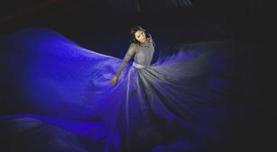 A soprano Isabella Luchi em cena da ópera de André Mehmari (divulgação, COES)