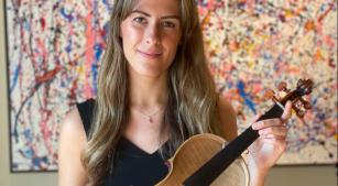 A violinista Francesca Dego com o Il Canone Giramondo [Divulgação]