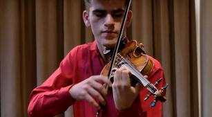 Guido Sant'Anna em sua prova no Concurso Fritz Kreisler (reprodução YouTube)