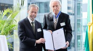 Lacerda Santos Jr. entrega insígnia a Klaus Heymann (divulgação, Naxos Music Group)