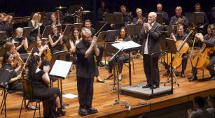 Marino Arcaro é aplaudido após apresentação de seu ‘Concerto para violino’ (reprodução YouTube)