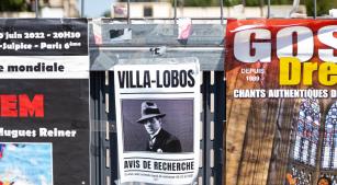 Alexandre Guerra espalhou por Paris cartazes com o nome de Villa-Lobos [Divulgação/Thiago Pelaes]