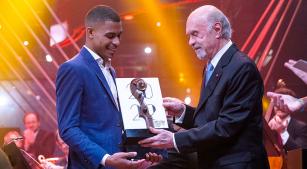 Samuel Alves recebe das mãos do maestro Julio Medaglia o primeiro prêmio do Prelúdio 2022 (divulgação, Nadja Kouchi)