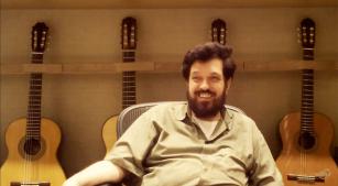 O violonista Sérgio Abreu em entrevista concedida para a GuitarCoop (reprodução YouTube)