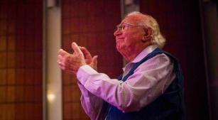 O compositor Edino Krieger durante edição em sua homenagem do Festival de Música Contemporânea Brasileira [Divulgação]