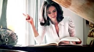 A pianista Erika Ribeiro faz recital ao lado da soprano Manuela Freua [Divulgação]