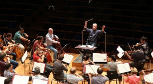 Ensaio da Filarmônica de Minas Gerais com o maestro Fabio Mechetti para os concertos desta semana [Reprodução/Facebook]