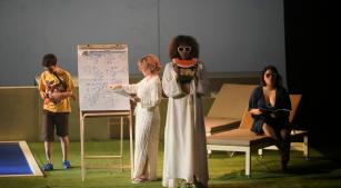 Cena de 'A fome dos cães' [Divulgação/Heloisa Bortz]