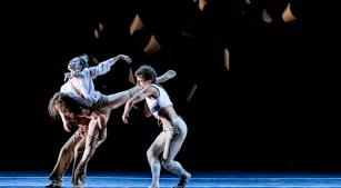 Cena de 'Inacabada', coreografia de Ihsan Rustem [Divulgação/Rafael Salvador]