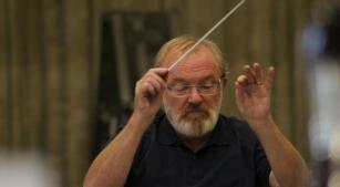 O maestro Martyn Brabbins [Divulgação/English National Opera]