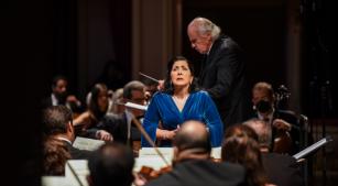 Carla Caramujo durante concerto no ano passado com a Petrobras Sinfônica [Divulgação/Alex Ferro]