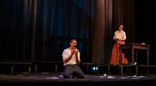 Homero Velho e Gabriella Pace em cena de "Piedade" [Divulgação]