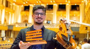 Rafael Sanches durante a premiação na Sala São Paulo [Divulgação/Roberta Borges]