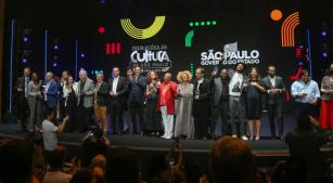 Vencedores durante a cerimônia de premiação no Teatro Sérgio Cardoso [Divulgação]