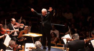 O maestro Richard Armstrong rege a Osesp na ópera 'O castelo do Barba Azul' [Reprodução]